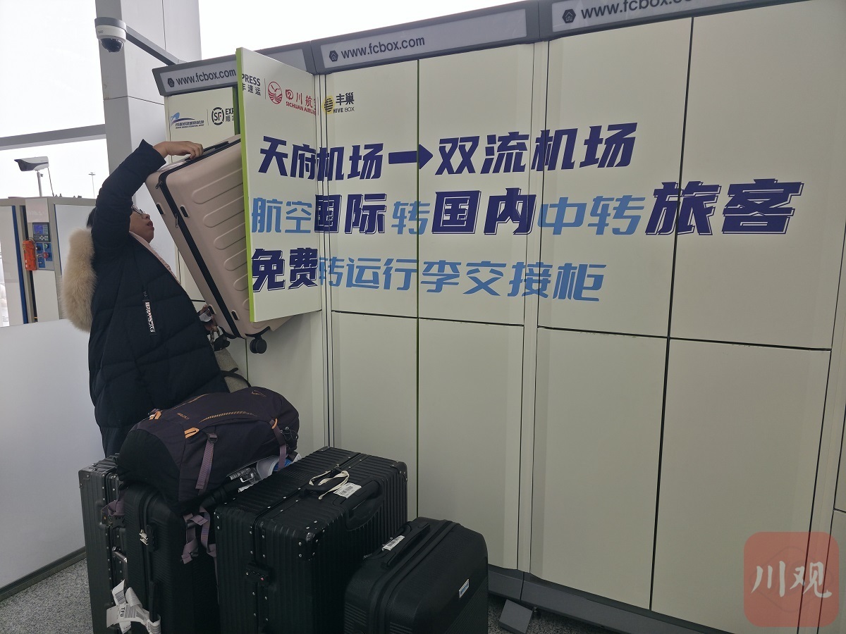 旅客正在取行李。