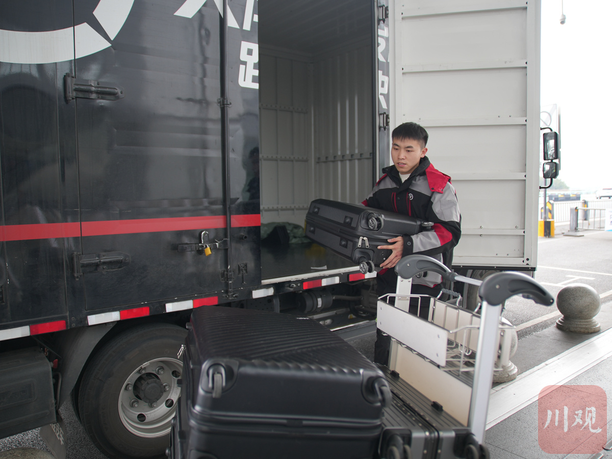 工作人员正在装载行李。