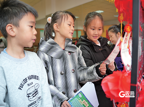 青岛香港路小学学生在“乐考”中猜字谜。王世锋 摄