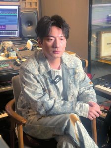 海来阿木在成都的录音室接受采访。 周琴摄