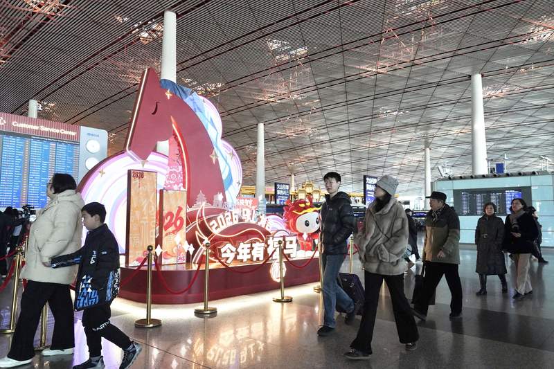 首都机场航站楼，马年春节艺术装置增添了节日氛围感。新京报记者 陶冉 摄