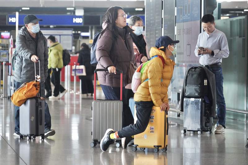 首都机场航站楼，旅客们开启旅程。新京报记者 陶冉 摄