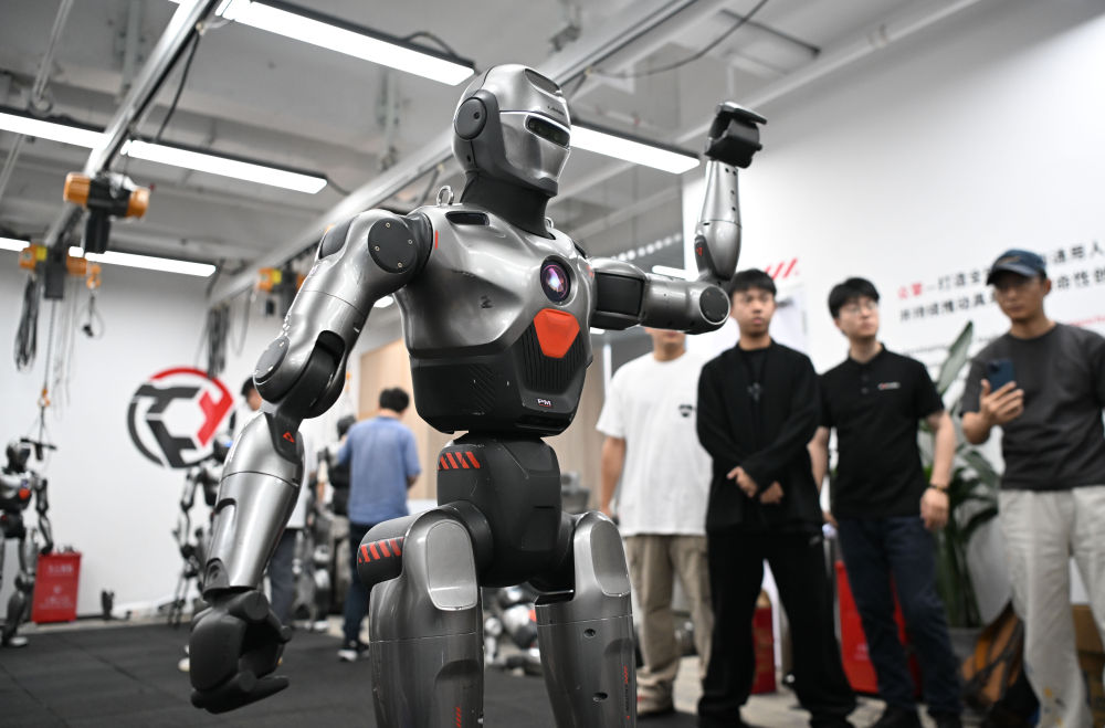 2025年6月25日，在深圳市众擎机器人科技有限公司，人形机器人挥舞手臂致意。新华社记者 邓华 摄