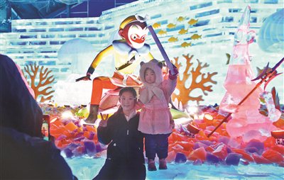 市民在第40届龙庆峡冰灯艺术节上拍照留念摄影/本报记者 袁艺
