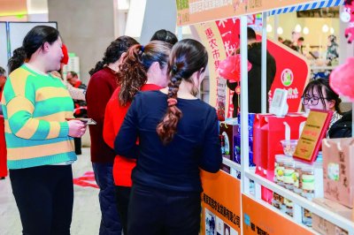 南京“惠农市集”首场周末汇活动举行，吸引众多市民前来体验“赶集”乐趣。 南京日报/紫金山新闻记者 刘全民 摄