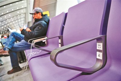 带有充电插座的免费充电座椅布设了285把。