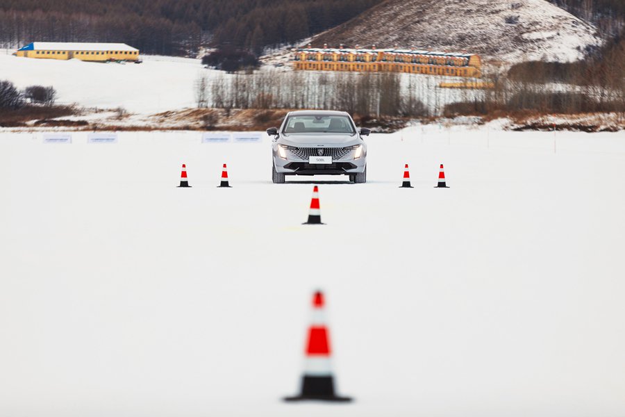 图为神龙汽车在2025中汽极寒驾控冬测活动中的测试。（受访者供图）