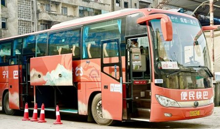 遂宁至成都便民快巴。冷宇 摄