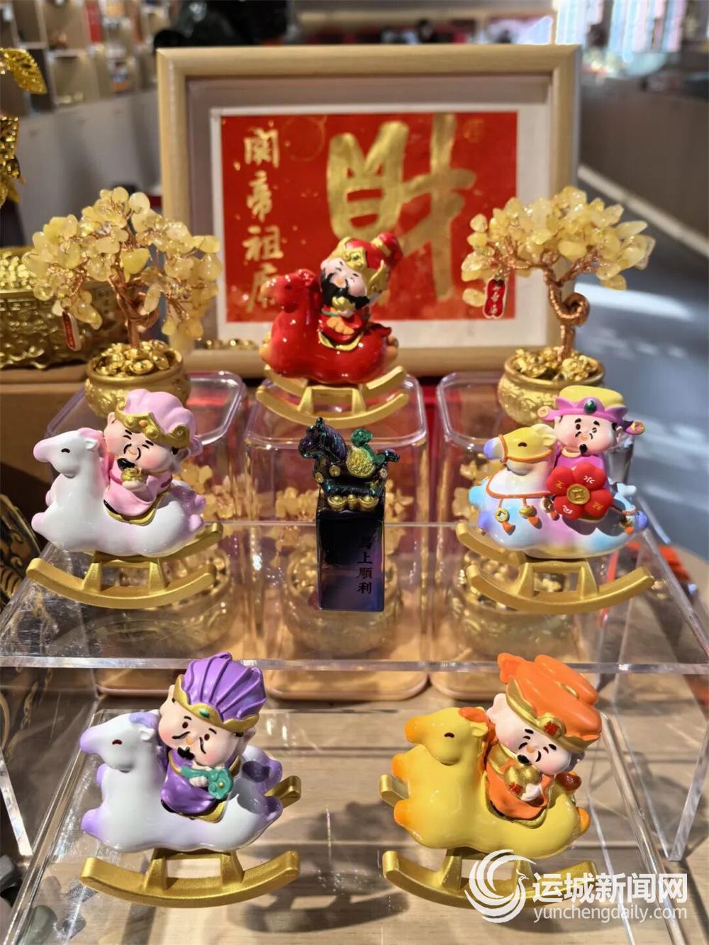 “关公信物”文创店内的摇摇马摆件套组。  记者 朱 姝 摄