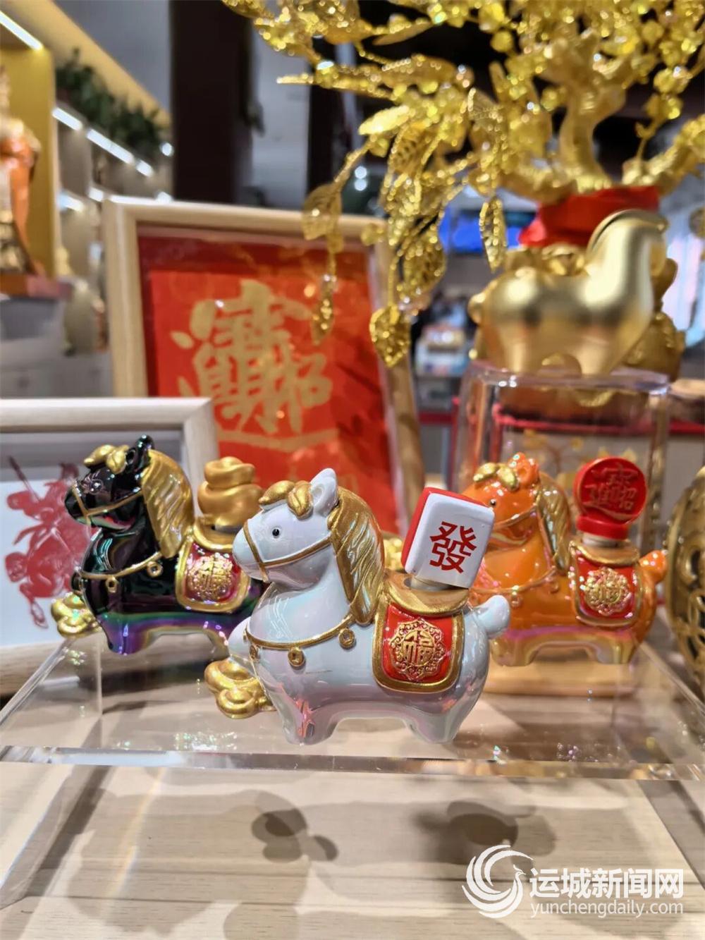 “关公信物”文创店内的新春吉祥摆件。记者 朱 姝 摄
