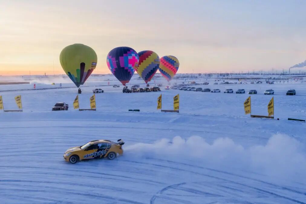 　　在呼伦贝尔市海拉尔区苍狼白鹿冰雪运动基地，车手驾驶汽车在冰面上漂移（无人机照片）。新华社记者 连振 摄　　　