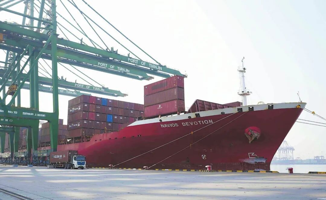 2025—2026产季天津口岸第4艘次车厘子快线船舶抵港。（