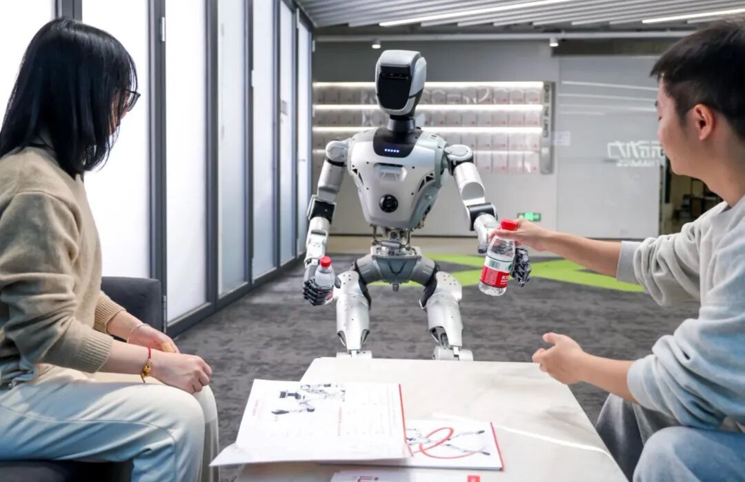 搭载COSA的人形机器人Oli接受送水指令（图源/企业）