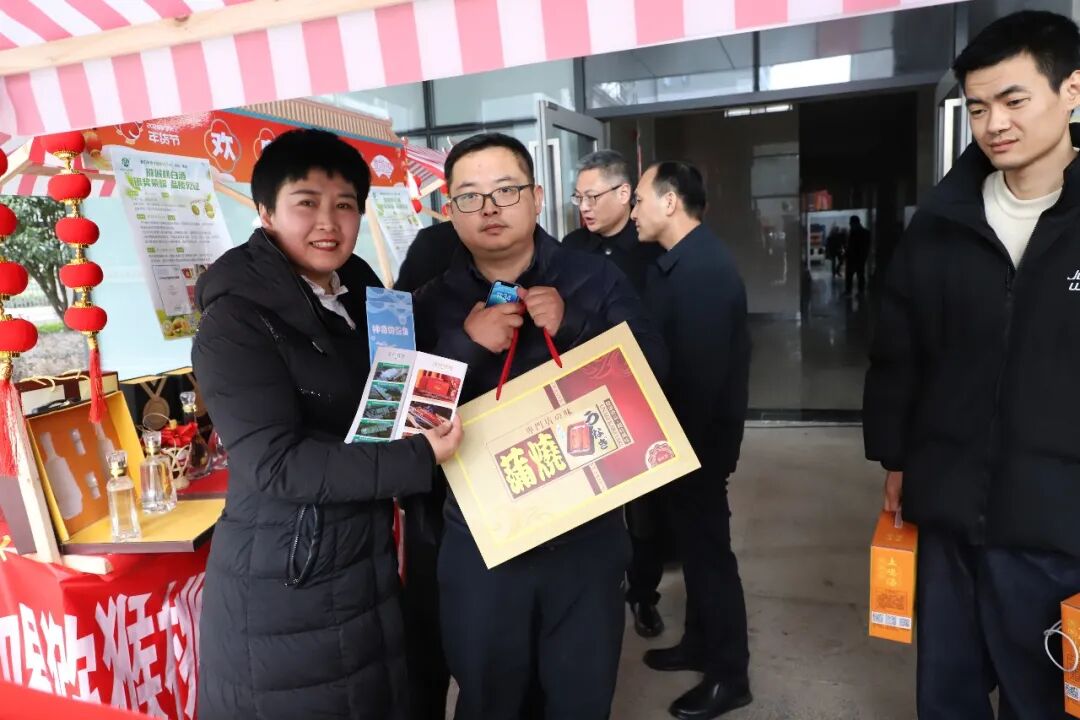 湖北天马科技实业有限公司副总经理施秀芳（左1）向顾客推广公司生产的烤鳗产品。