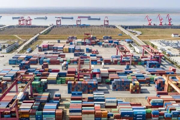 外向经济，全面飘红。徐典波 摄