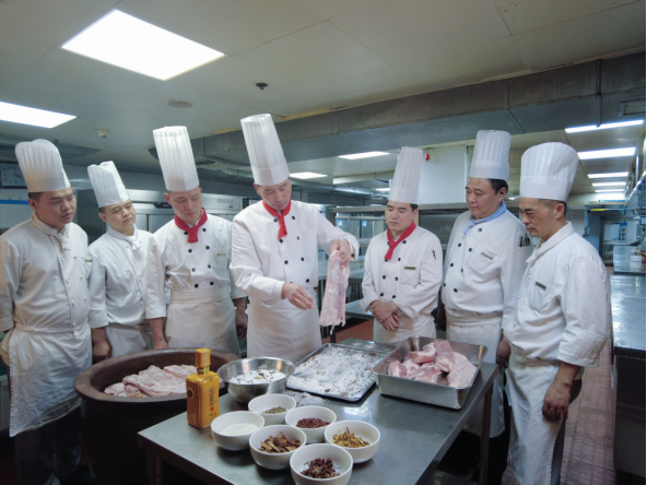 安徽天鹅湖大酒店有限公司首席技师   胡建东（中）