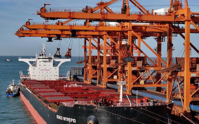 1月13日，靠泊在唐山港曹妃甸港区矿石码头的一艘轮船在卸载（无人机照片）。新华社记者杨世尧摄