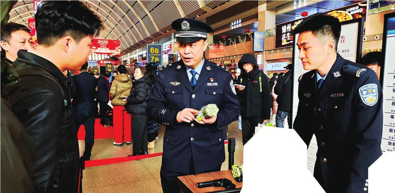 沈铁民警热情服务。 本报记者 王迪 摄