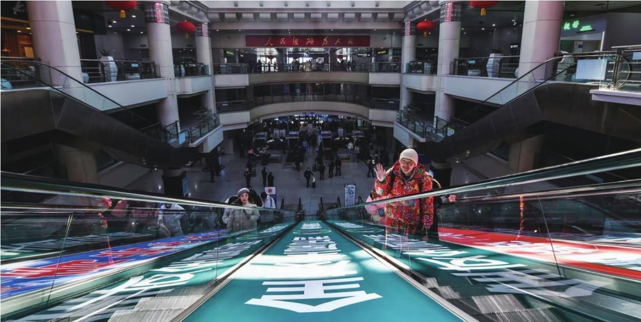 旅客踏上归家路。 国铁沈阳局供图