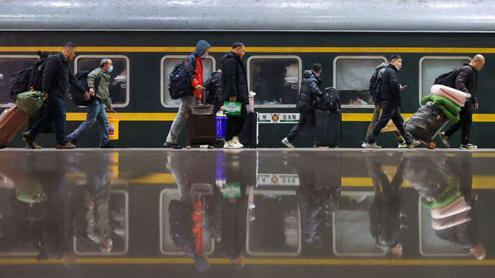 　　2月2日凌晨，旅客在南京火车站乘车出行。新华社发（苏阳摄）