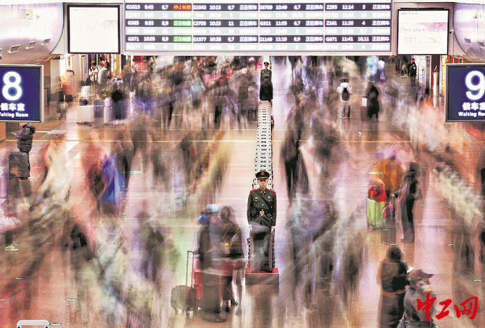 2月2日，春运首日，北京西站，出行的旅客人流如织。本报记者 杨登峰 摄
