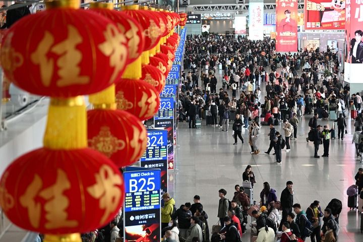 　　2月2日，旅客在广州南站进站乘车。新华社记者 邓华 摄
