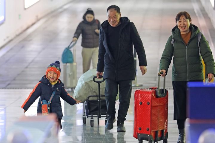 　　2月2日，在江苏海安站出站口，小朋友跑向前来接站的家人。新华社发（顾彬斌摄）