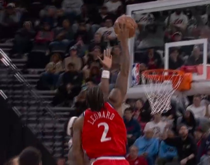 举火烧天！伦纳德弧顶遭遇夹击直接冲筐单臂砸扣博纳