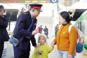 国铁昆明局优化服务，提升旅客乘车体验。供图