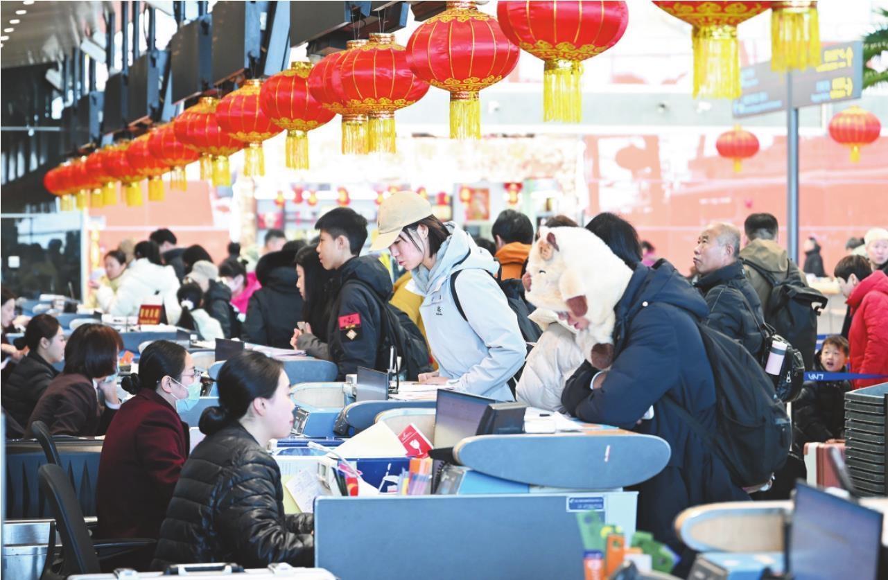 ③沈阳桃仙国际机场客流量明显加大。 本报记者 杨靖岫 摄