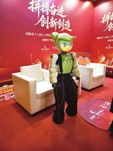 　　全球首款情感交互人形机器人“爱湫”。　　陈彦霏摄