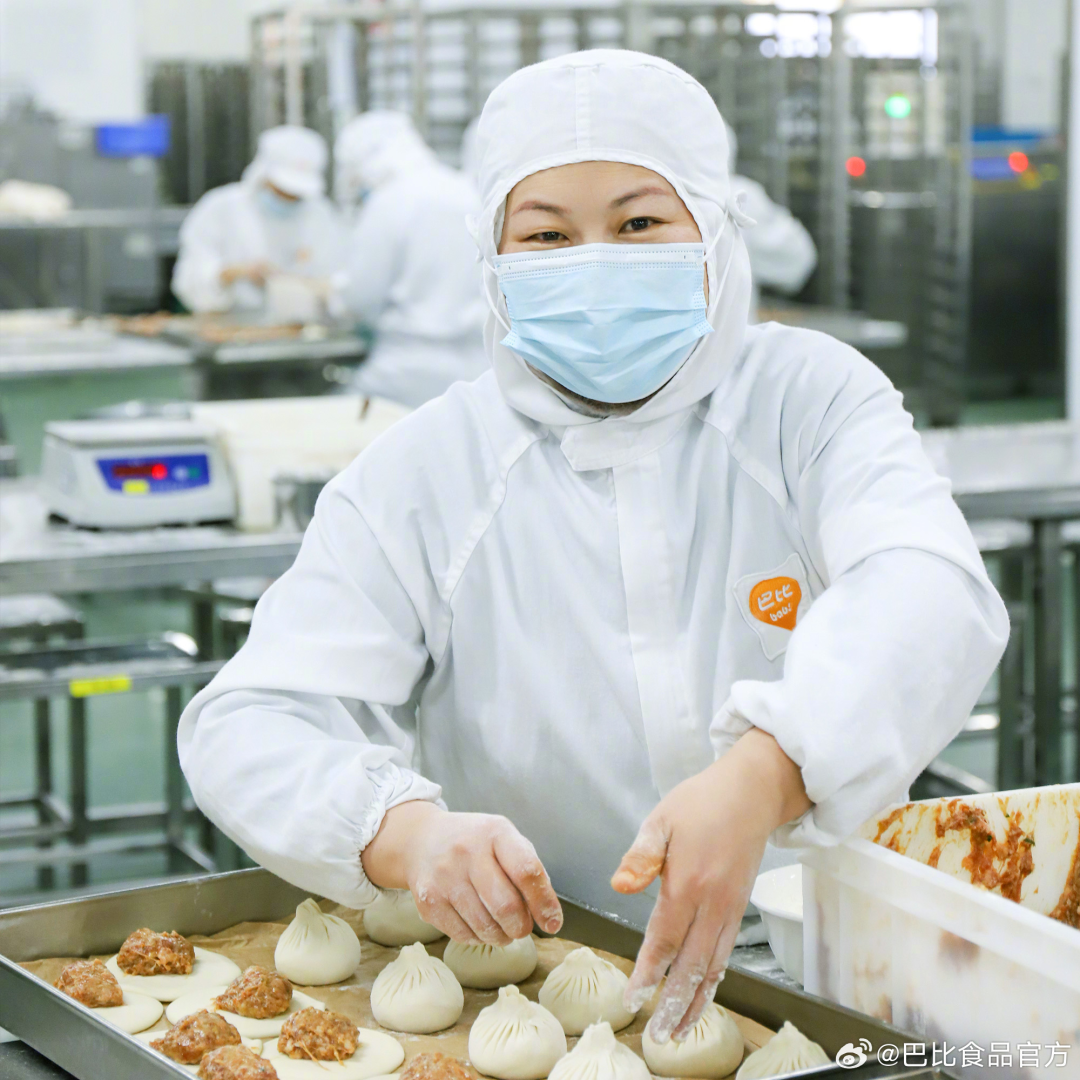 正在包馅料的巴比员工