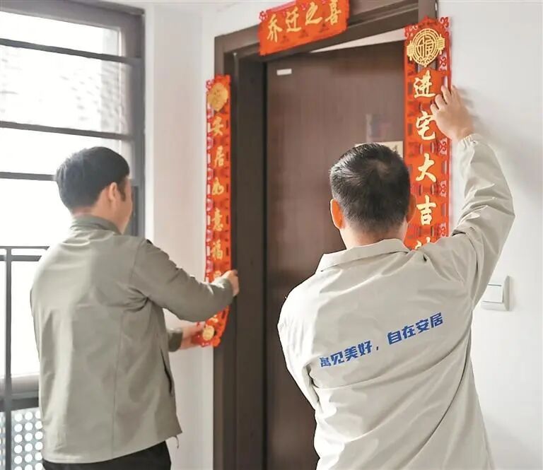 工作人员帮青年人才布置新家。深圳报业集团记者 李果 摄