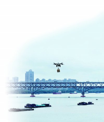 ▲南京“江翼达”低空飞行基地的无人机在为移动中的船舶送外卖。 南京日报/紫金山新闻记者 徐琦 摄