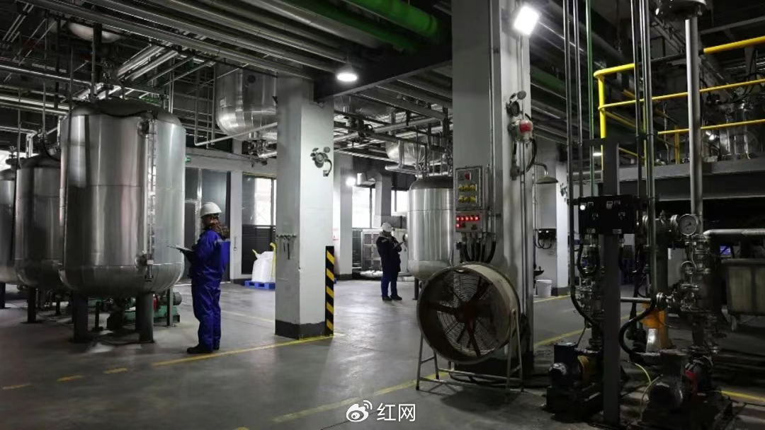 ​湖南引航生物科技有限公司D-乙酯生产发酵车间。（万欣/摄）