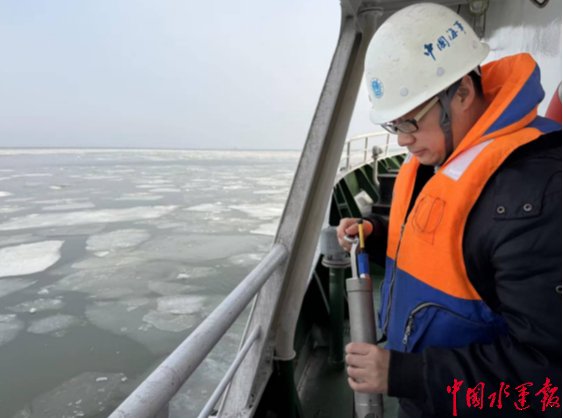 严寒中开展测绘作业。魏晓萌 摄