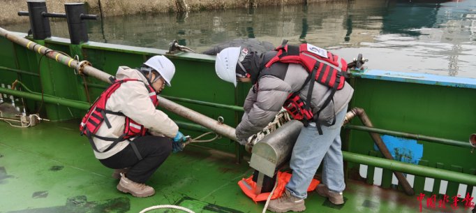 青岛项目部测量员调试测量设备。王荣林 摄