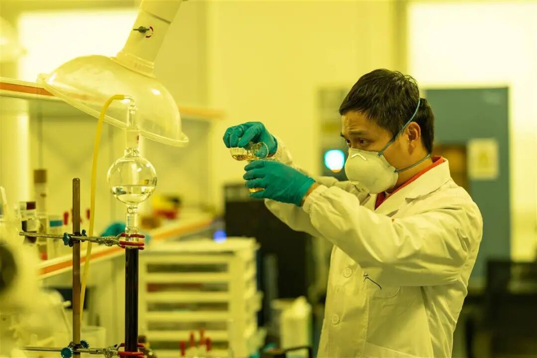 科研人员正在从事半导体光刻胶用光引发剂试验。