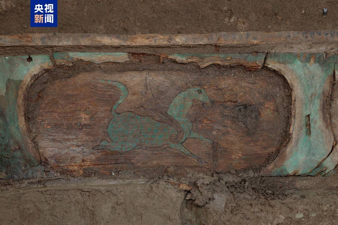 △新疆吐魯番巴達木東墓群一座唐代墓葬中的棺座壼門彩繪翼馬