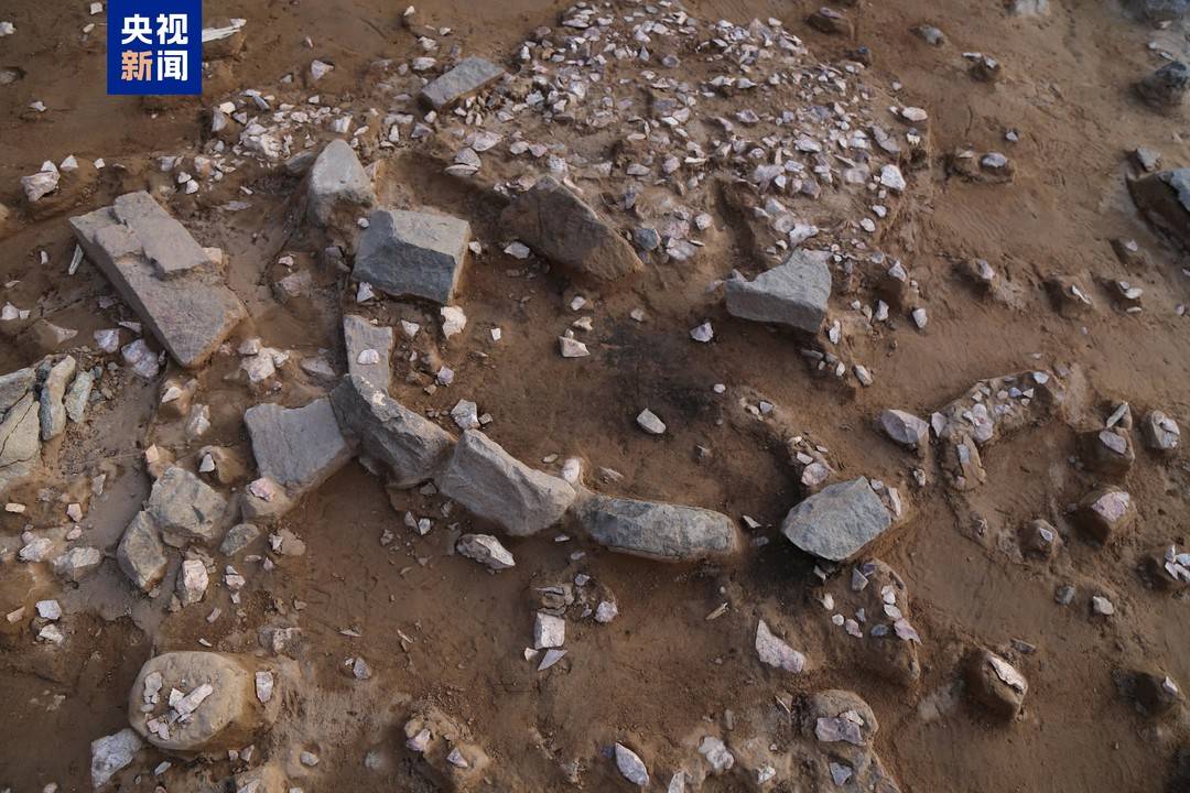 △河北陽原縣新廟莊遺址5號地點文化層底部揭露的「熱處理石料」的「爐」