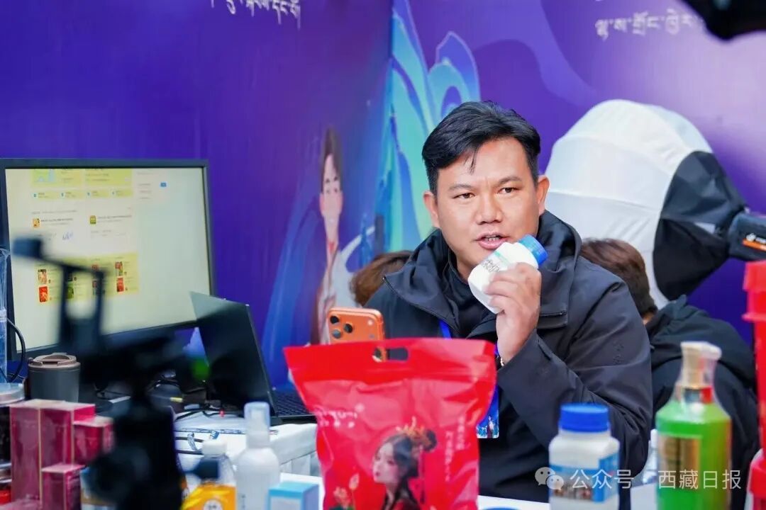 图为普布旦增在直播售卖高原农特产品。（普布旦增供图）