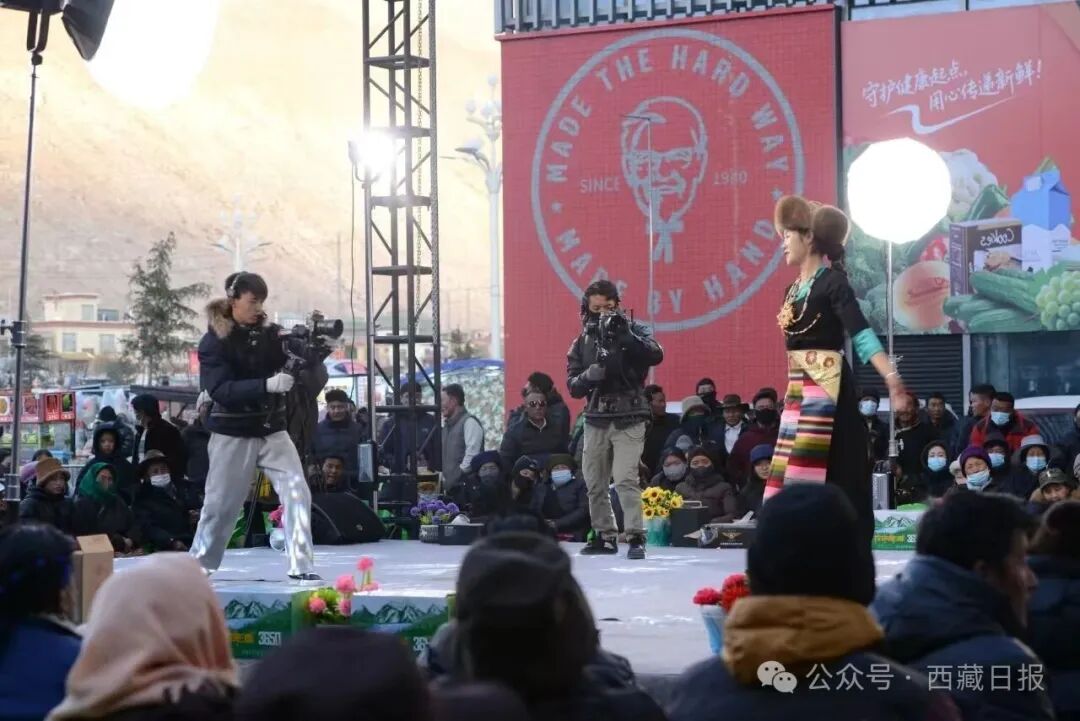 图为拉萨北城新天地“百姓舞台”现场。记者丹增朗赛　实习记者　强巴普尺　摄