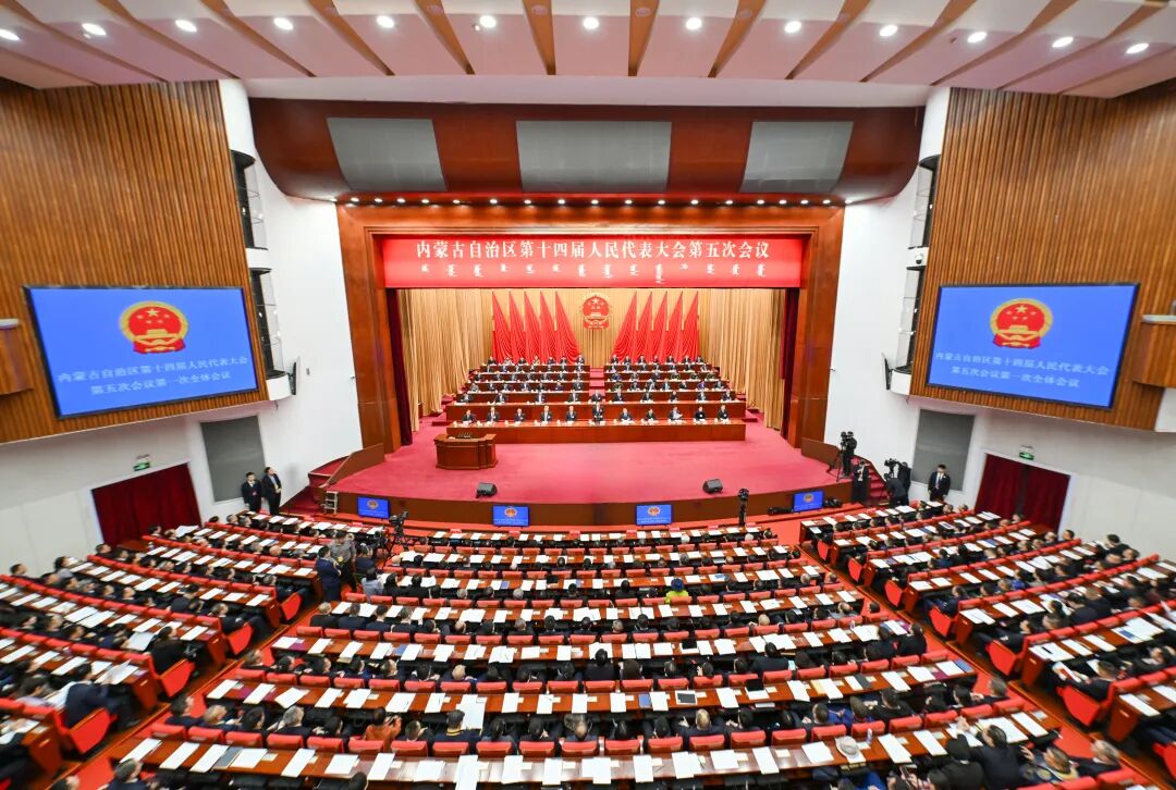 2月4日上午9时，内蒙古自治区第十四届人民代表大会第五次会议在呼和浩特开幕。草原云·内蒙古新闻网记者 王磊 摄