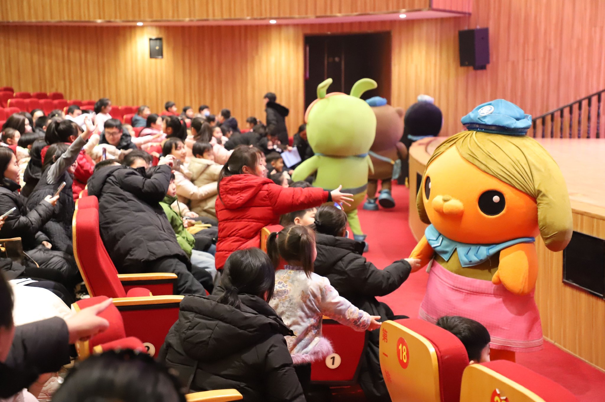 《海底小纵队之东海救援》演出中，演员与小观众互动。魏州大剧院供图