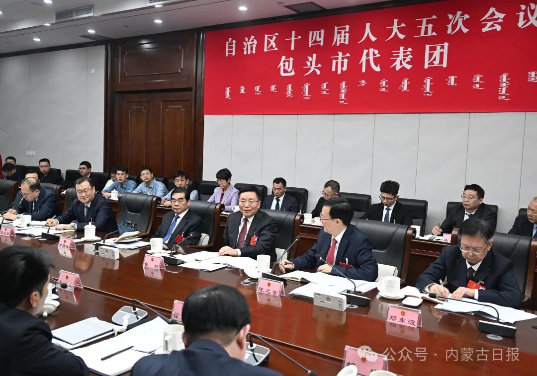 2月4日下午，自治区党委副书记、自治区人民政府主席包钢参加他所在的包头市代表团审议。草原云·内蒙古新闻网记者 韩卿立 摄