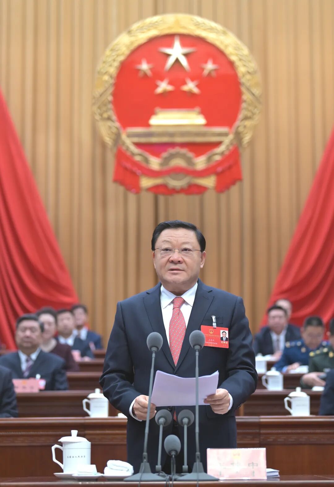 　2月4日上午，大会主席团常务主席、执行主席王伟中主持会议。草原云·内蒙古新闻网记者 马建兵 摄