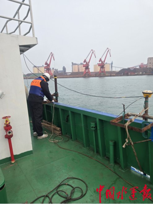 日照项目部测量员冒严寒开展测绘作业。刘国兴 摄