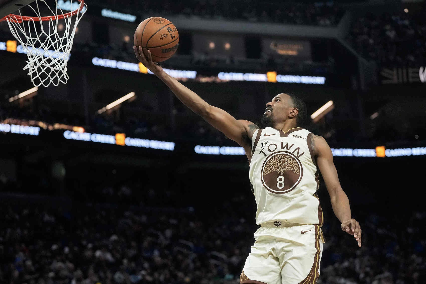 为了拿分拼了！梅尔顿借掩护杀入内线迎着博纳舍身上篮压哨命中