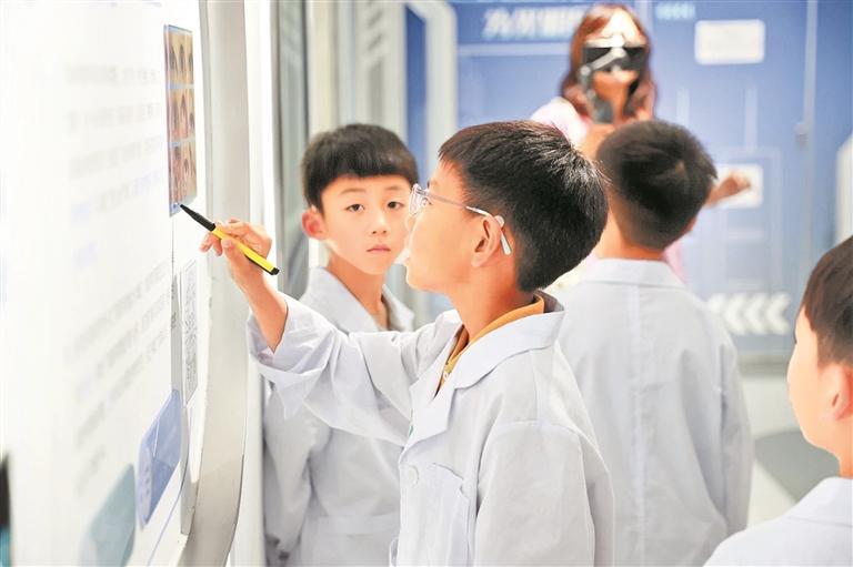 孩子们参观眼健康科普馆。（受访单位供图）