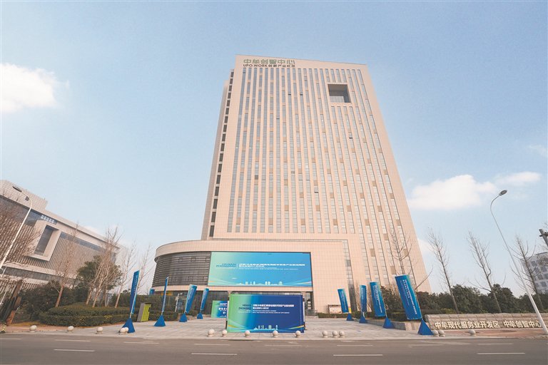 　　2025年12月30日，河南（中牟新区）跨境电商数字贸易产业基地揭牌。中牟新区党工委宣传部供图